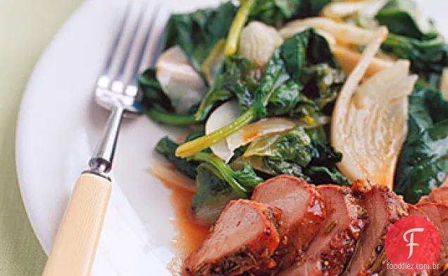 Carne de porco vitrificada com mel com verduras murchas