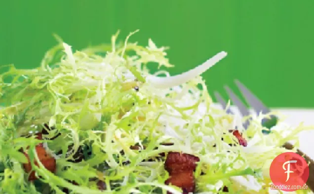 Salada Frisee com vinagrete de Bacon quente