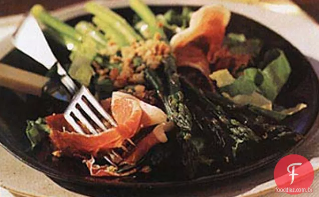 Salada de aspargos e presunto Serrano com amêndoas torradas