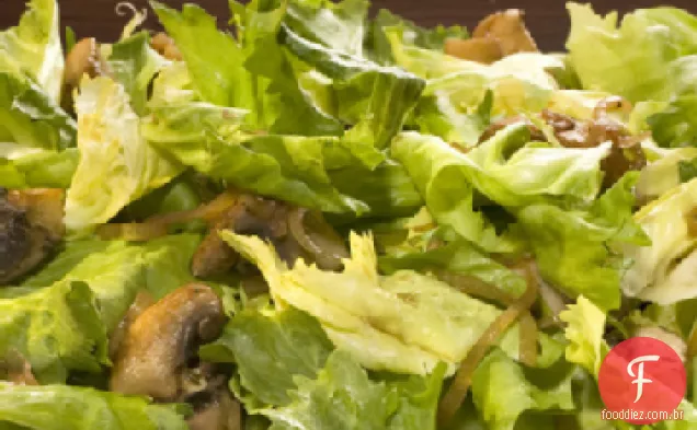 Salada quente de escarola e cogumelo