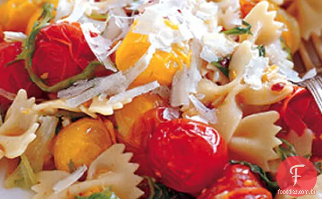 Farfalle com Frisée murcha e tomates estourados