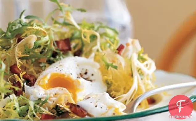 Frisee com Lardons e ovos escalfados