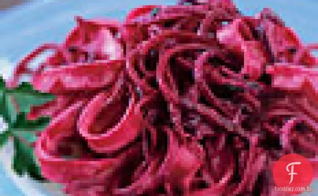 Tagliatelle com beterraba desfiada, creme de leite e salsa
