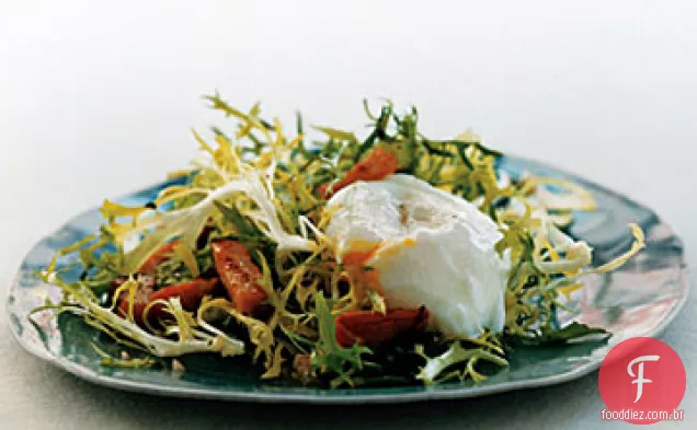 Salada com Bacon canadense e ovos escalfados