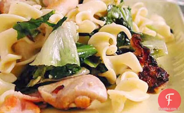 Macarrão de ovo com frango e Escarole
