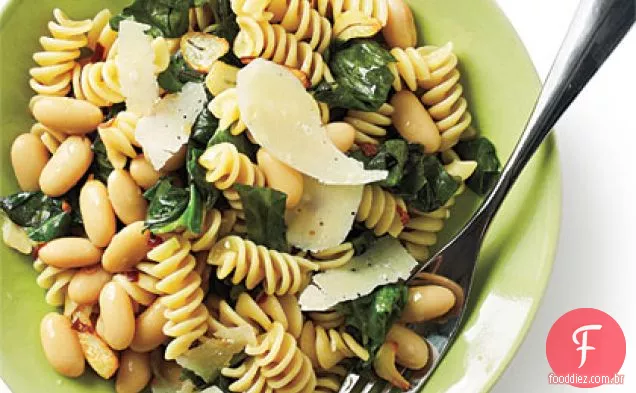 Rotini com feijão branco e Escarole