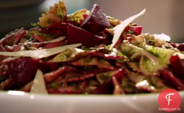 Massa Farfalle com vinagrete de beterraba e Pesto De Salsa