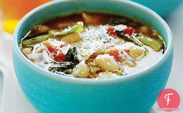 Escarole e ensopado de feijão Cannellini