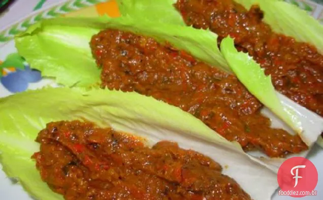 Tapenade de azeitona e tomate seco ao sol com folhas Endivas