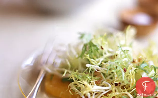 Salada de Frisee, laranja e avelã torrada