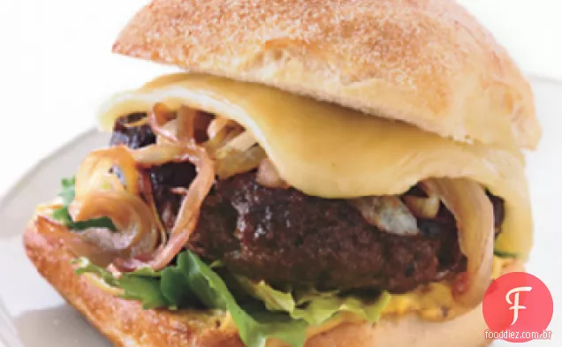 Hambúrgueres de bisão com Cabernet cebolas e Wisconsin Cheddar