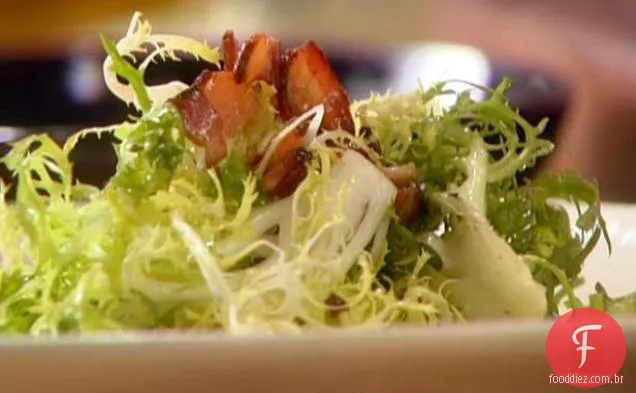 Salada Frisee com queijo azul, Bacon e avelãs