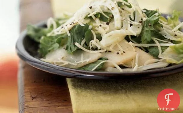 Salada de escarola e erva-doce com peras e Gruyère