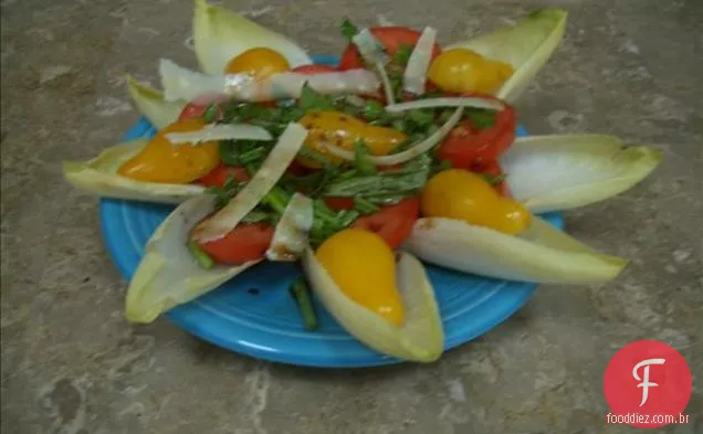 Galinhas De Jogo Da Cornualha Assadas Com Recheio De Frutas Salgadas