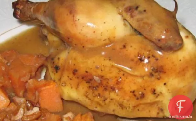 Frango com manjerona (ou galinhas) em molho de vinho branco