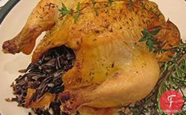 Galinha jogo recheado com arroz selvagem e cogumelos