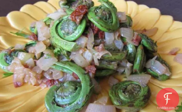 Fiddleheads com tomates Sundried, cebolas e alho