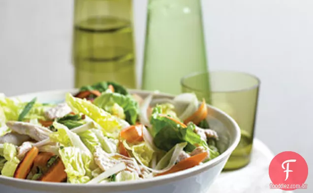 Salada de frango escalfado com legumes em fatias finas