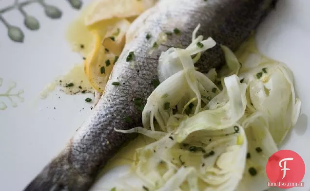 Baixo listrado cozido no vapor de gengibre e limão com salada de erva-doce
