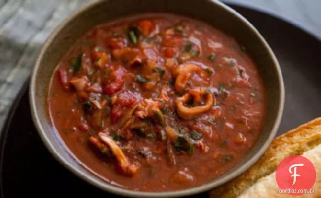 Calamari cozida com tomate