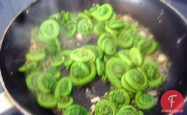 Samambaias Fiddlehead Com Manteiga Escargot
