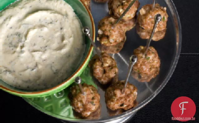 Almôndegas de cordeiro com receita de iogurte de limão e cominho