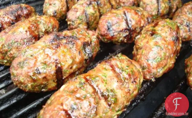 Kebabs Kofte com molho de menta de pepino