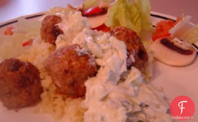 Almôndegas de cordeiro com Iogurte De Hortelã de pepino e cuscuz