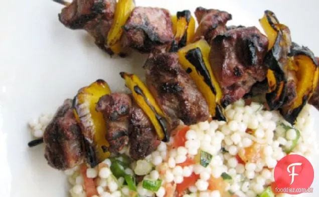 Ceia de domingo: Kebabs de cordeiro com cuscuz israelense