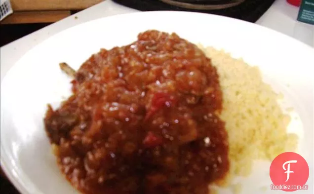 Costeletas de cordeiro perfumadas com tomate e canela