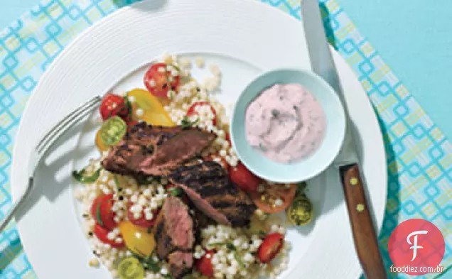 Lombo de cordeiro grelhado com tomate e Pepino Raita e cuscuz israelense