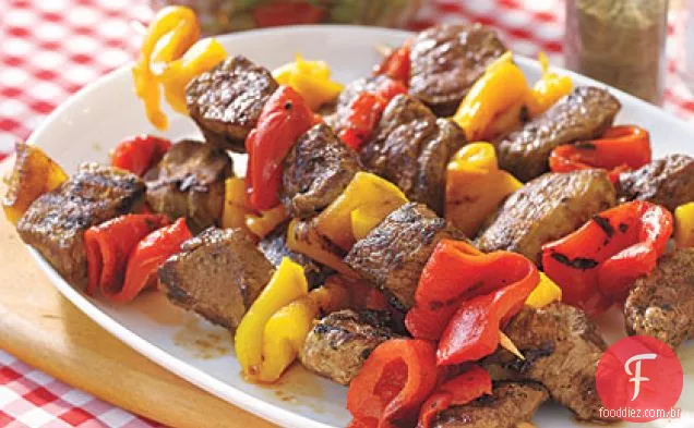 Kebabs de cordeiro com pimentão assado