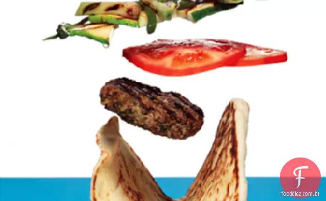 Hambúrgueres de cordeiro grelhados com legumes grelhados e Raita de hortelã