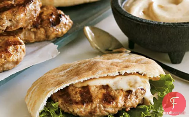 Hambúrgueres pita de cordeiro e Peru