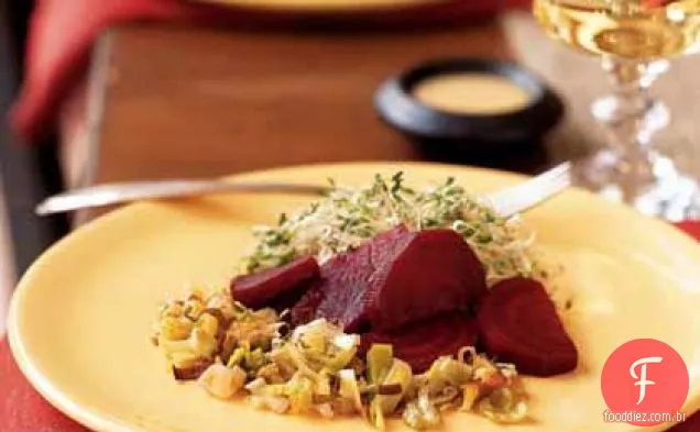 Salada de beterraba e alho-poró com molho de amendoim