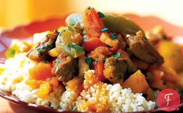 Tagine de cordeiro com canela, açafrão e frutas secas