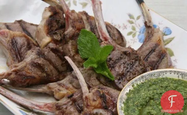 Costeletas de cordeiro com Pesto De Amêndoa De Hortelã