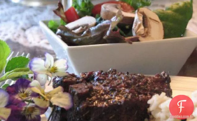 Costeletas de cordeiro grelhadas com vinho tinto, alho e esmalte de mel