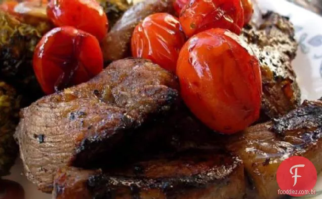 Costeletas De Cordeiro Marinadas Grelhadas Com Tomate Cereja Balsâmico