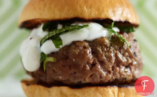 Sliders de cordeiro grelhados com Iogurte De Hortelã