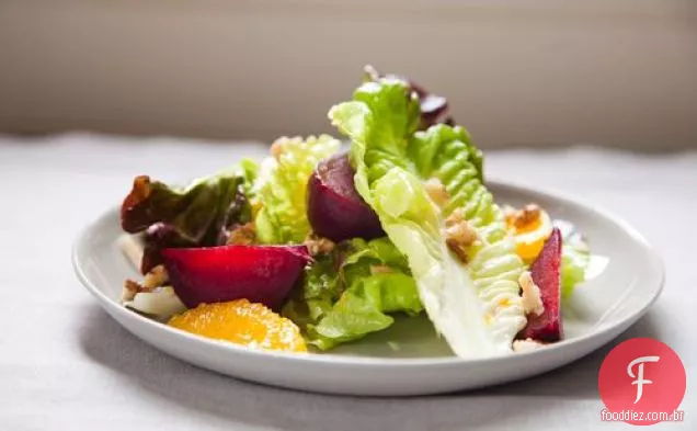Salada De Folhas Vermelhas Com Beterraba Assada, Laranjas E Nozes