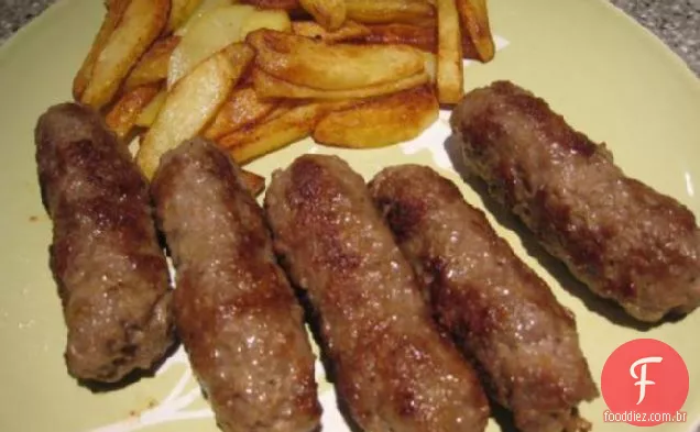 Cevapcici (Cevapi) Sanduíches De Salsicha Dos Balcãs