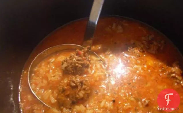 Almôndega de cordeiro libanesa e sopa de arroz