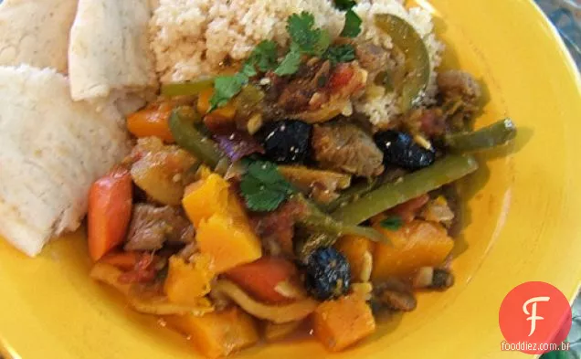 Tagine de cordeiro com canela, açafrão e frutas secas