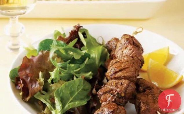 Brochettes de cordeiro grelhado com limão e endro