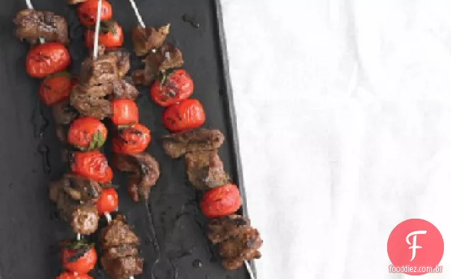 Kebabs de cordeiro, tomate e hortelã