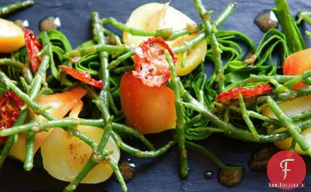 Salada De Beterraba Dourada E Samphire Com Molho De Bacon Quente