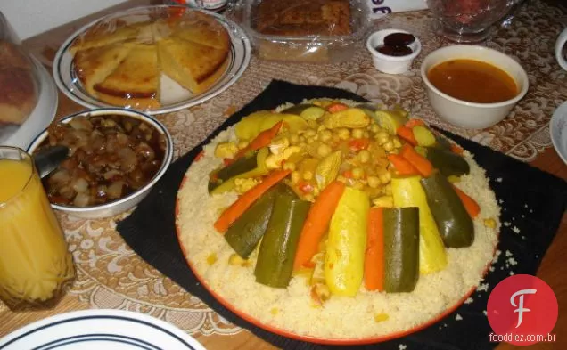 Cuscuz marroquino do Ramadã com carne e vegetais
