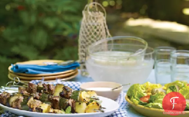 Kebabs de cordeiro e pepino com molho Feta