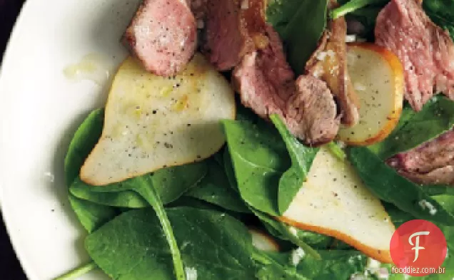 Salada de espinafre e pêra com cordeiro